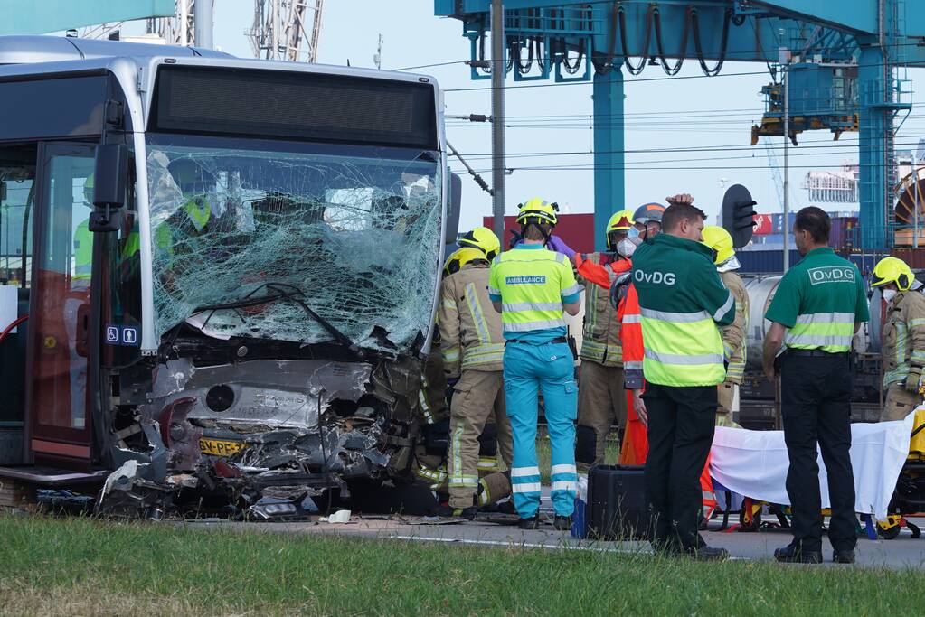 Auto botst op RET-stadsbus, automobilist overleden