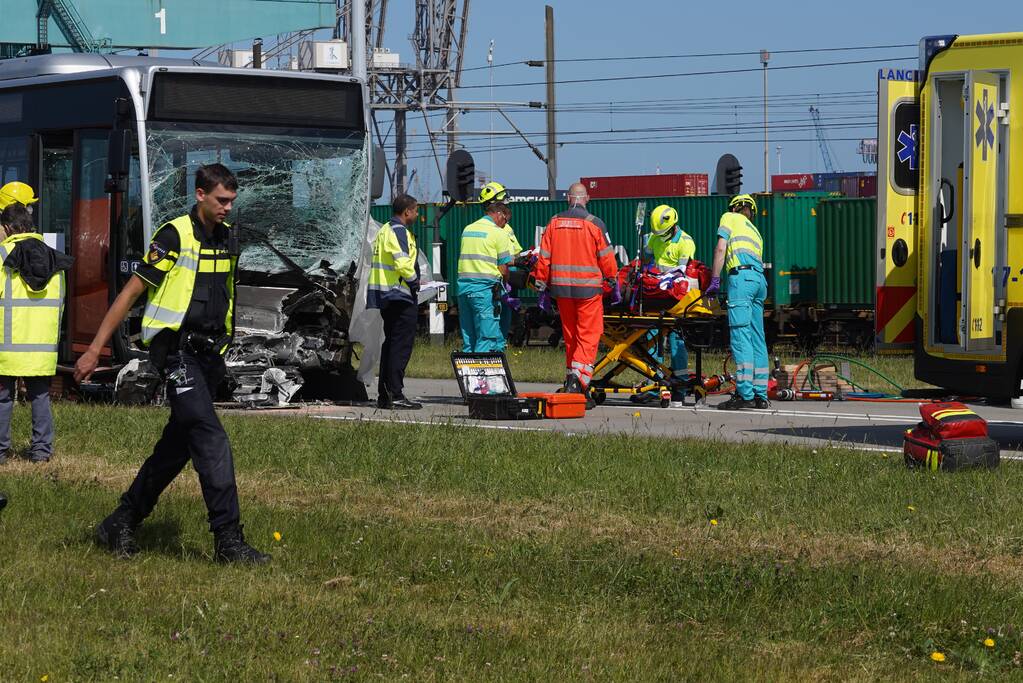 Auto botst op RET-stadsbus, automobilist overleden