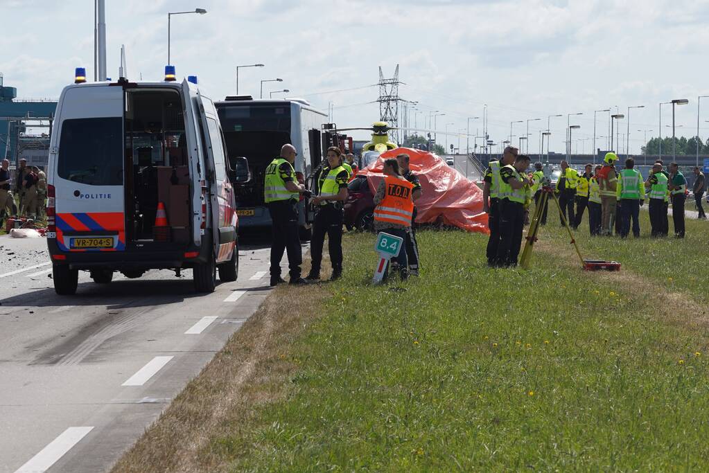 Auto botst op RET-stadsbus, automobilist overleden