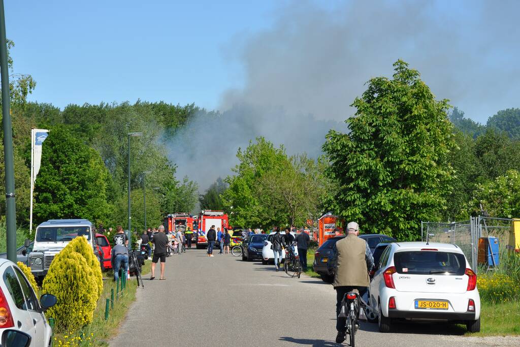 Veel rook bij grote brand Zuiderzeewijk