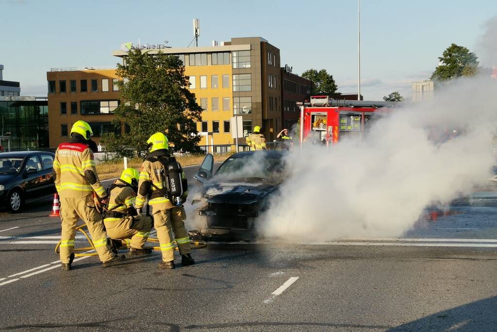 Auto gaat in vlammen op