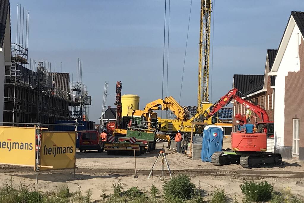 Vrachtwagen zakt door stempel bouwterrein