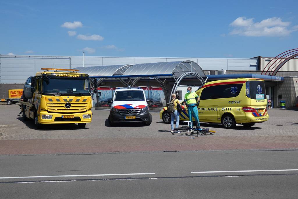 Fietsster gaat onderuit na botsing met auto