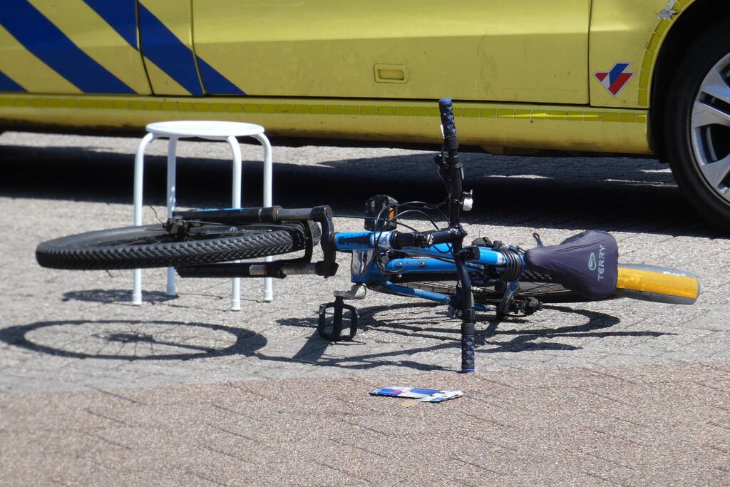 Fietsster gaat onderuit na botsing met auto