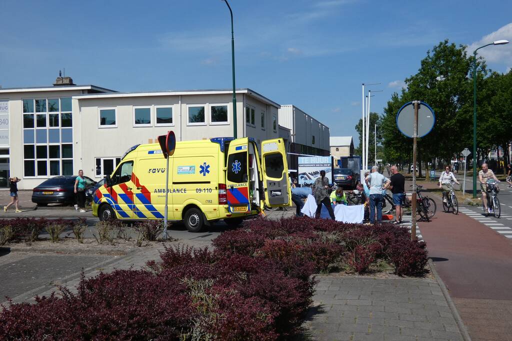 Overstekende racefietser gewond bij aanrijding