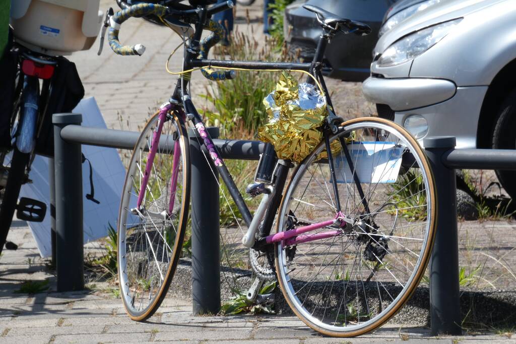 Overstekende racefietser gewond bij aanrijding