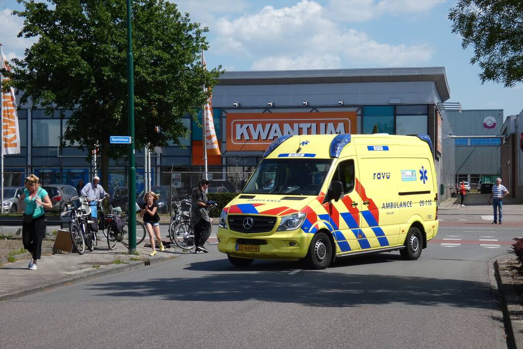 Overstekende racefietser gewond bij aanrijding