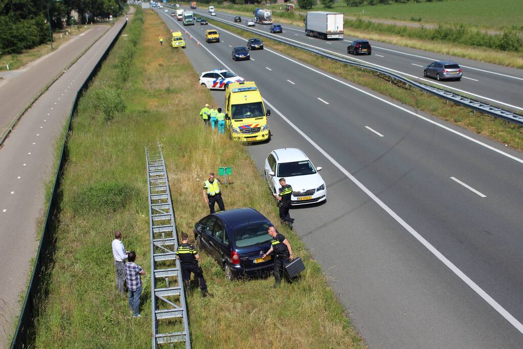 Auto draait 180 graden na botsing middengeleider