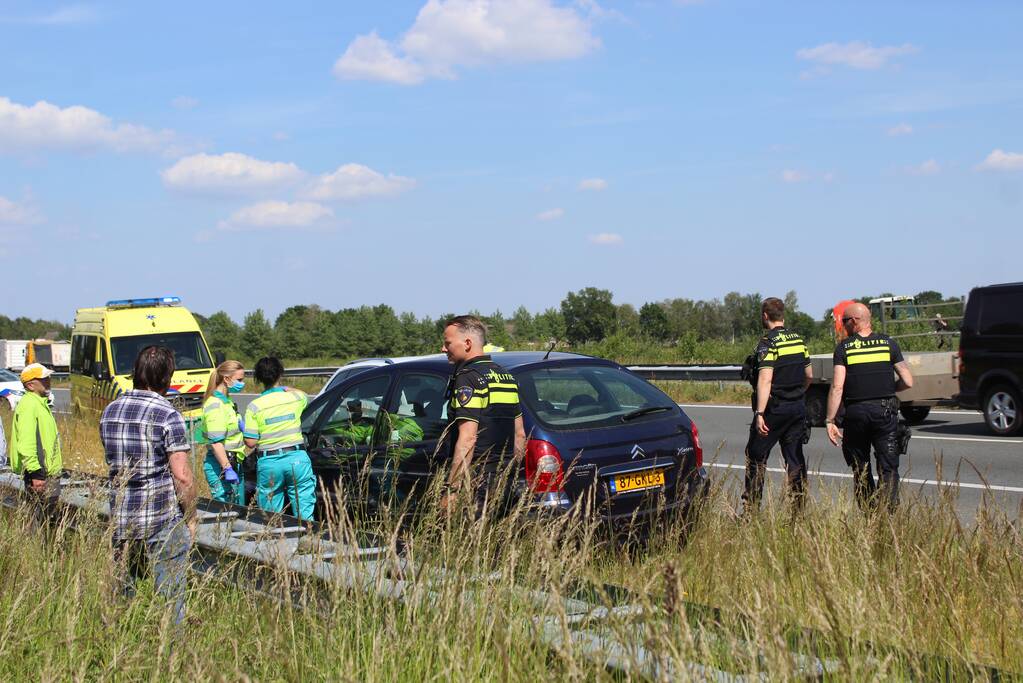 Auto draait 180 graden na botsing middengeleider