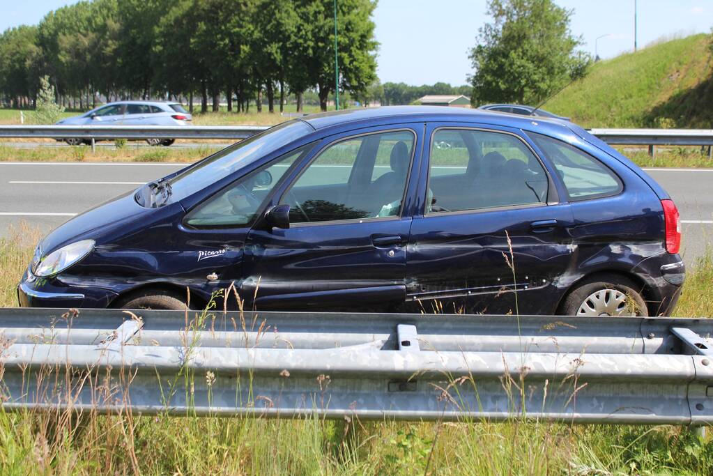 Auto draait 180 graden na botsing middengeleider