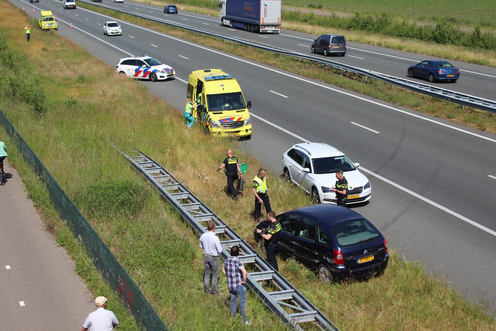 Auto draait 180 graden na botsing middengeleider