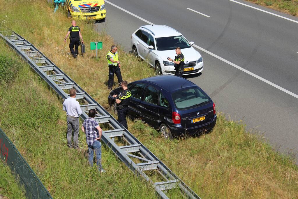 Auto draait 180 graden na botsing middengeleider