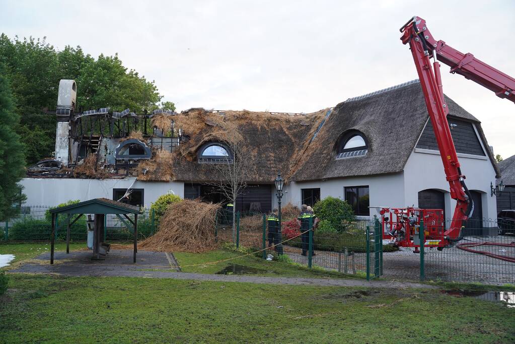 Ravage na brand in rietgedekt dak van woning