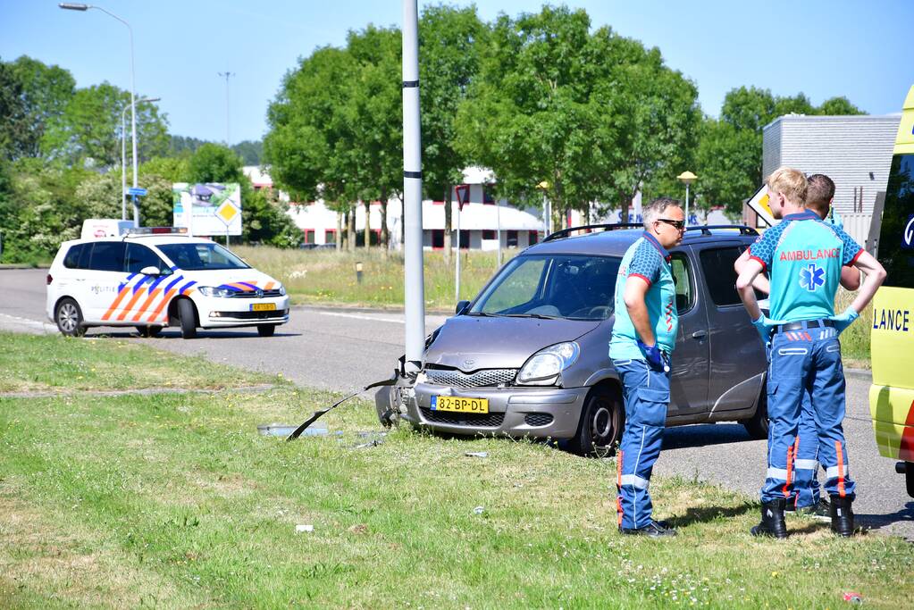 Flinke schade na botsing op lantaarnpaal