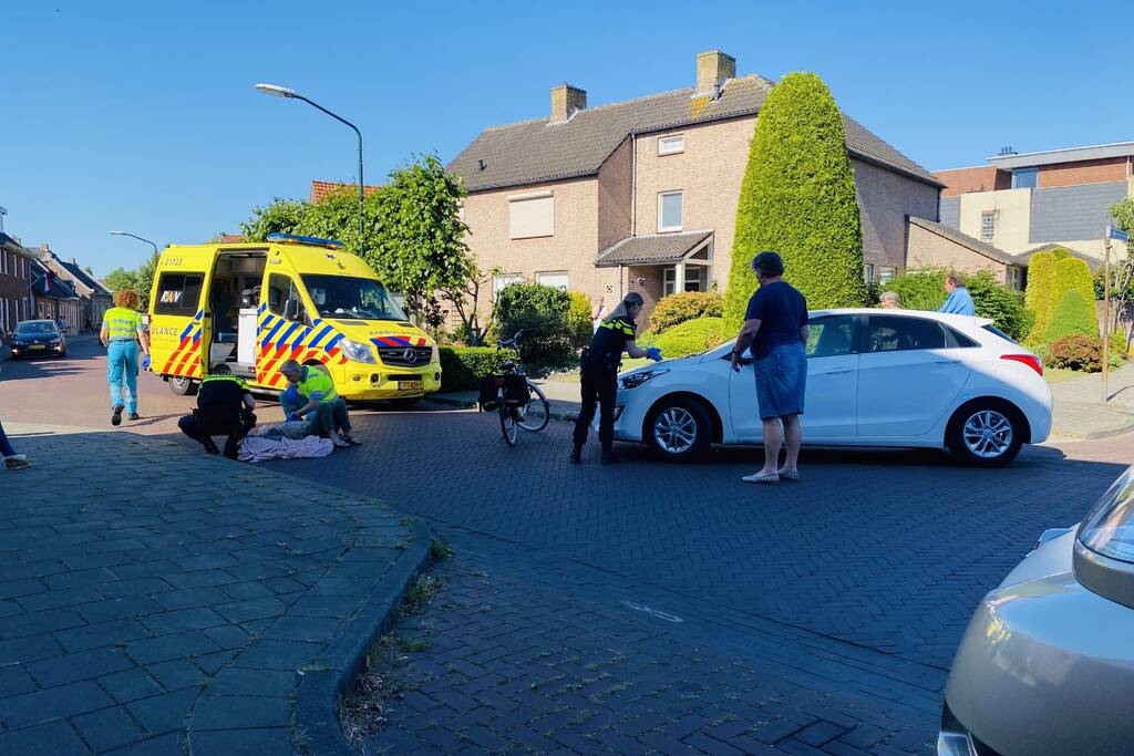 Fietsster gewond na aanrijding met auto