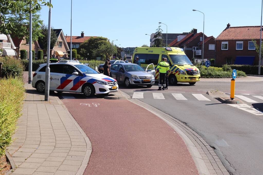 Twee auto's botsen op rotonde