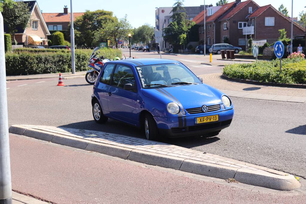 Twee auto's botsen op rotonde