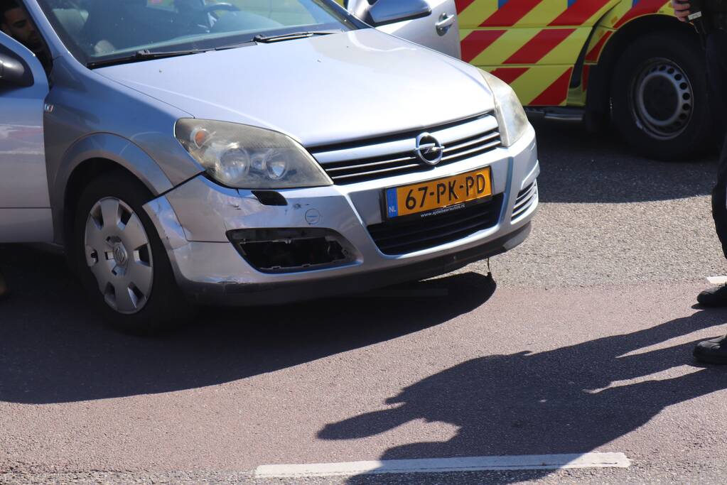 Twee auto's botsen op rotonde