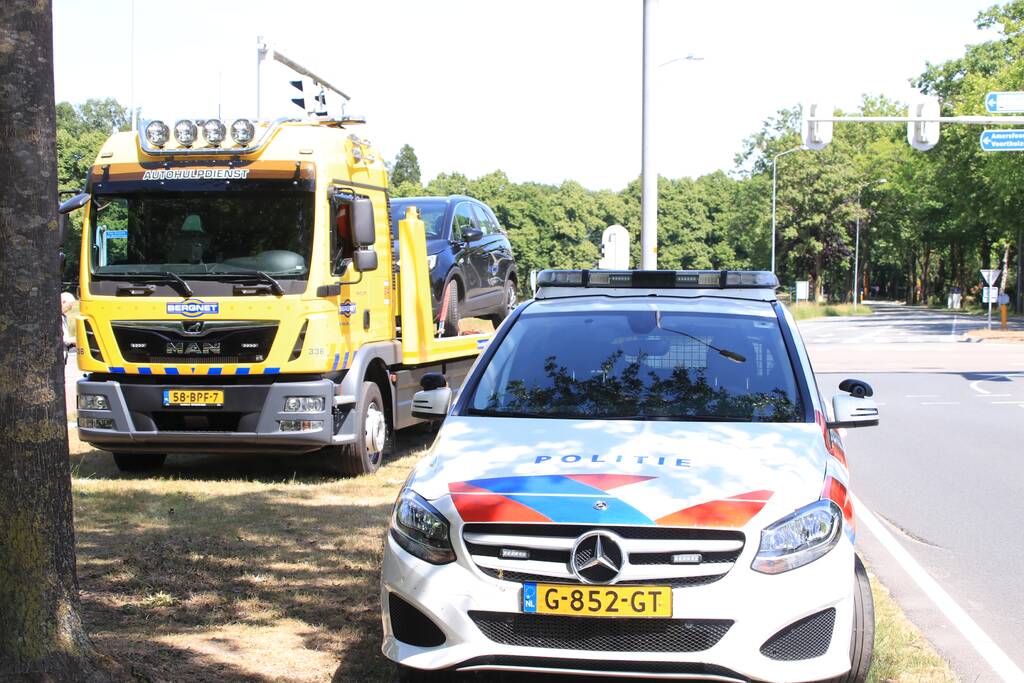 Automobilist rijdt verkeerslicht omver