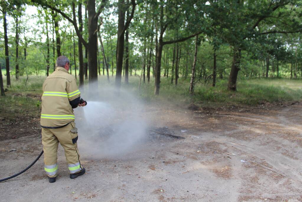 Brandende boomstronken snel geblust