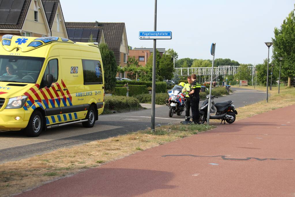 Gewonde bij aanrijding tussen scooter en fiets