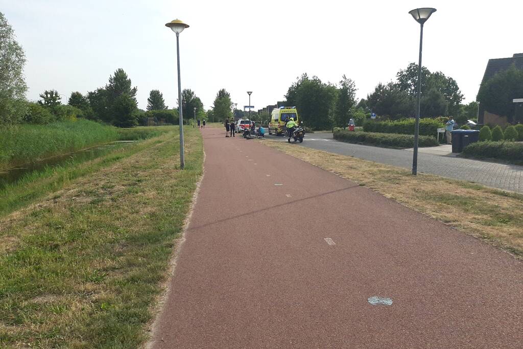 Gewonde bij aanrijding tussen scooter en fiets