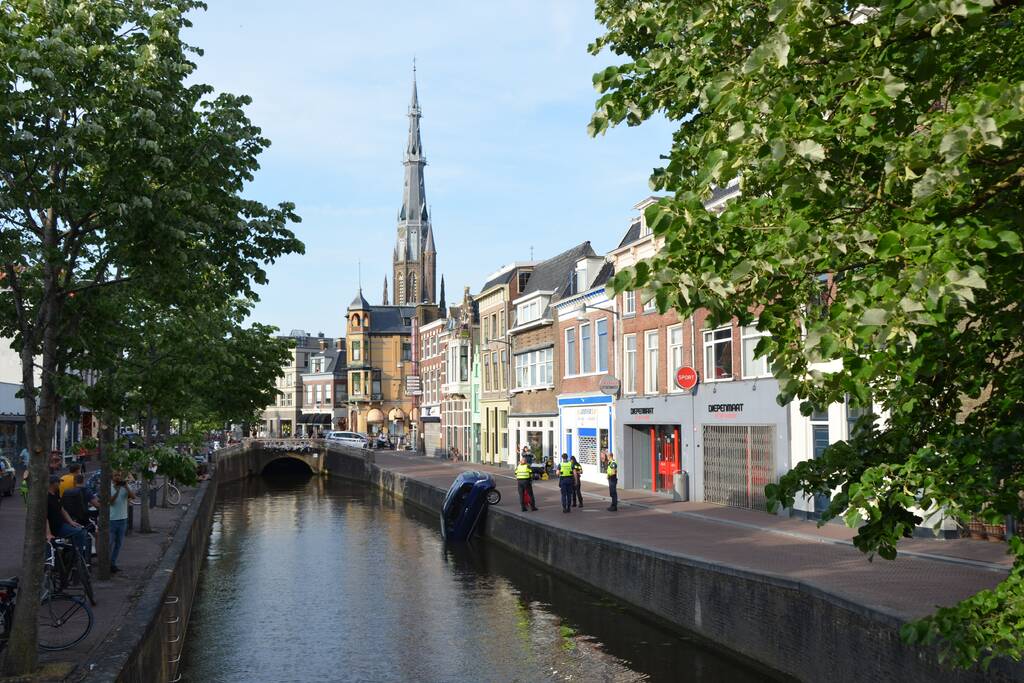 Auto haalt frisse neus in de gracht