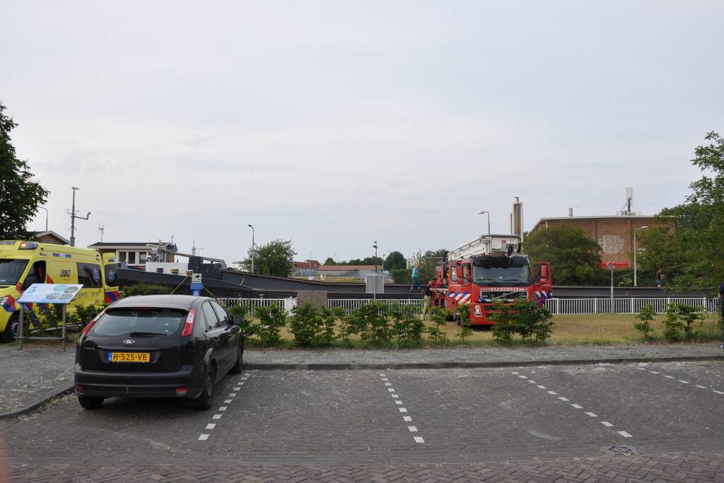 Persoon gewond na val in ruim van een schip