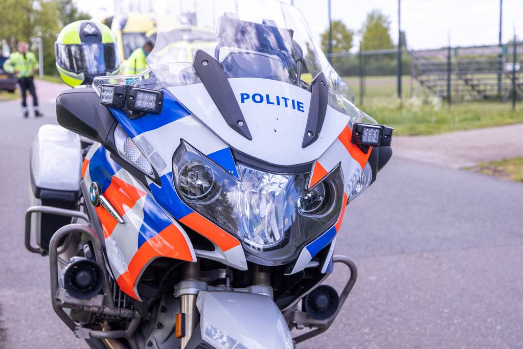 Vliegtuig maakt noodlanding in weiland