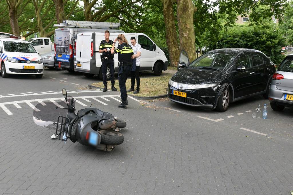 Scooterrijder botst op auto na verlaten parkeerplaats