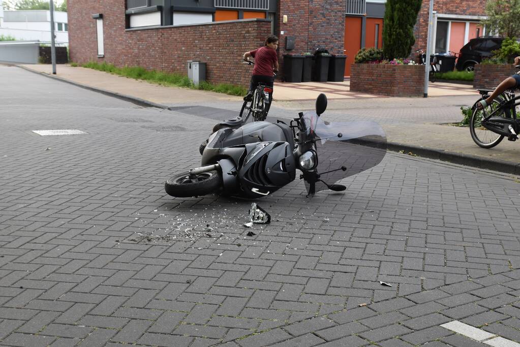 Scooterrijder botst op auto na verlaten parkeerplaats