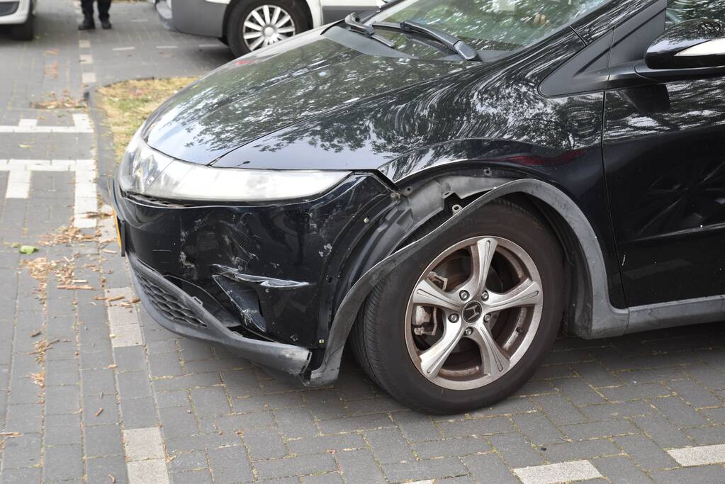 Scooterrijder botst op auto na verlaten parkeerplaats