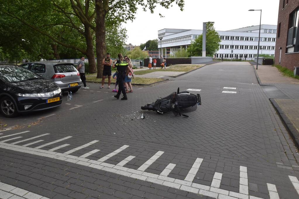 Scooterrijder botst op auto na verlaten parkeerplaats