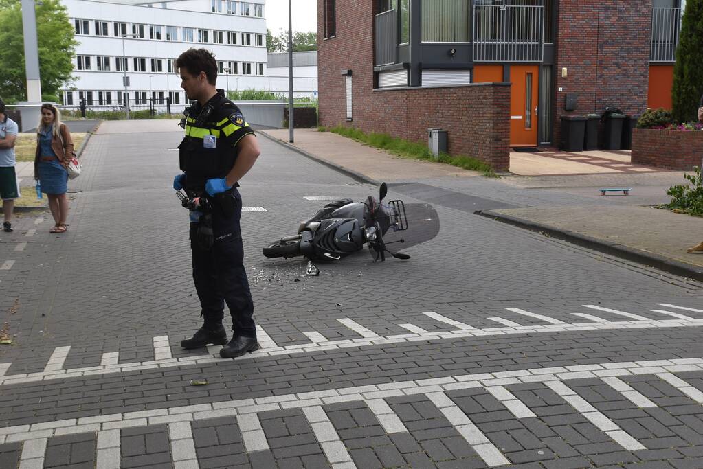 Scooterrijder botst op auto na verlaten parkeerplaats