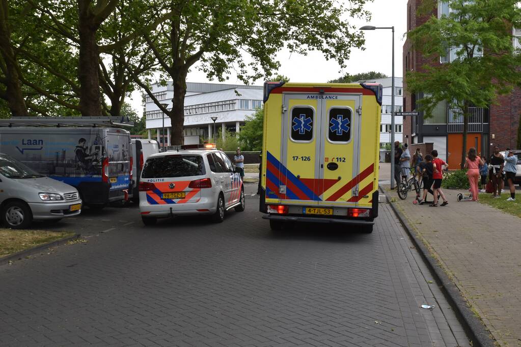 Scooterrijder botst op auto na verlaten parkeerplaats