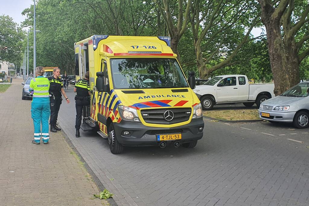 Scooterrijder botst op auto na verlaten parkeerplaats