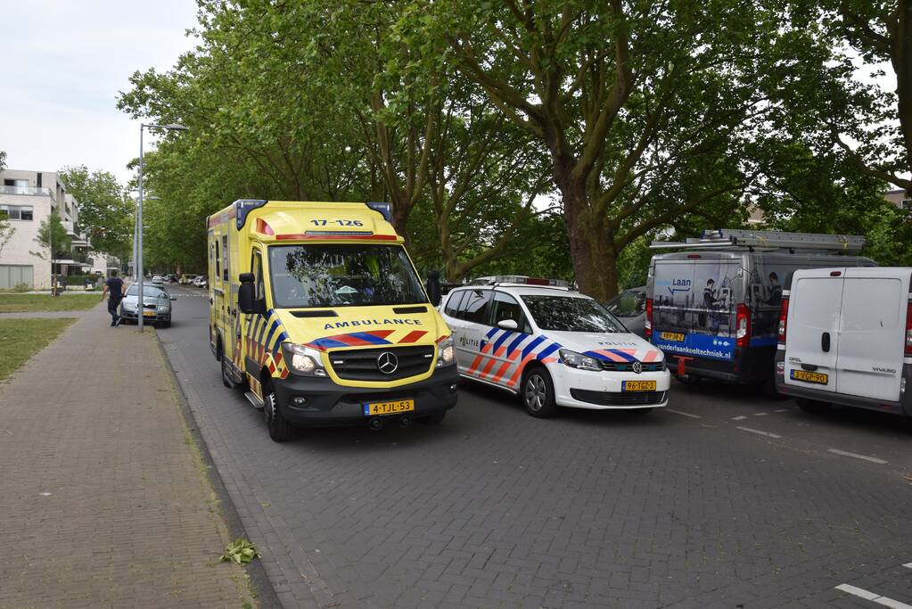 Scooterrijder botst op auto na verlaten parkeerplaats