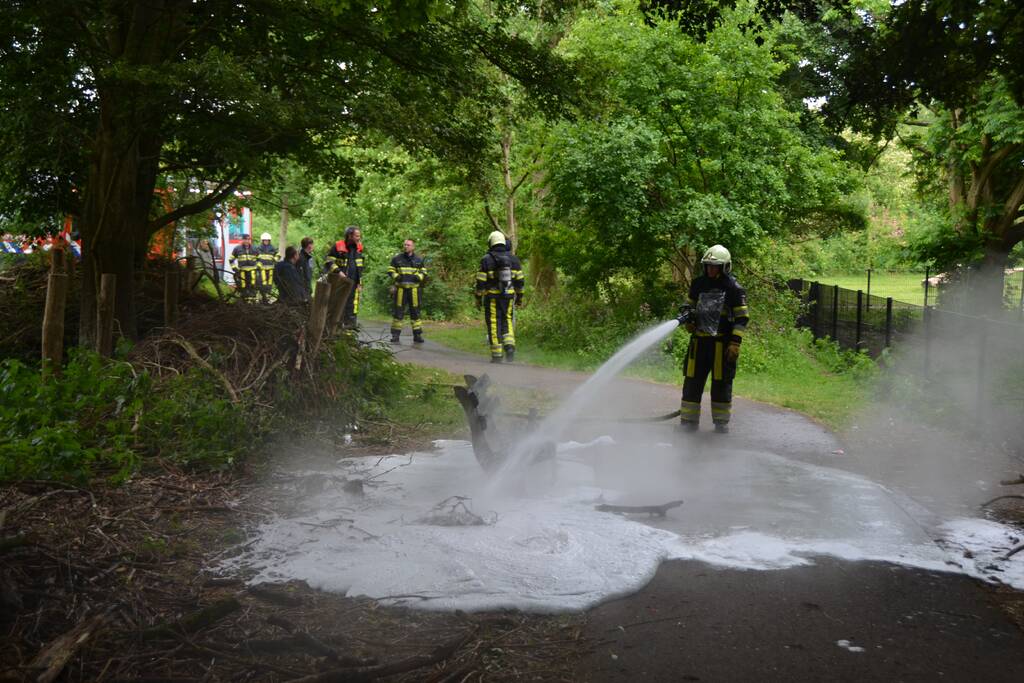 Houten bank in Abbingapark in brand