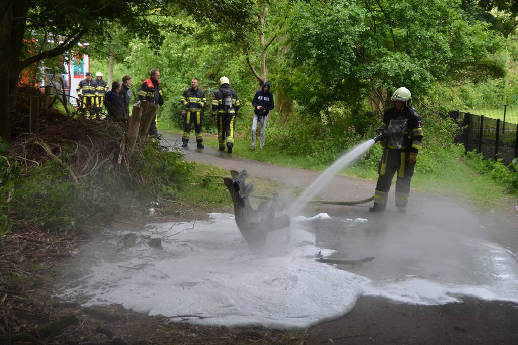 Houten bank in Abbingapark in brand