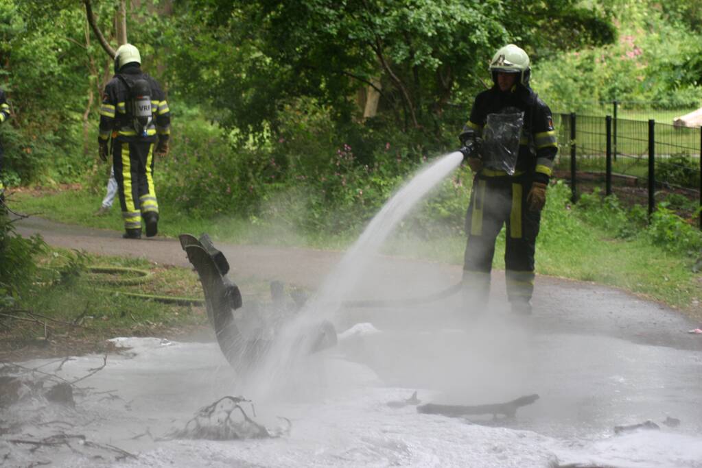 Houten bank in Abbingapark in brand