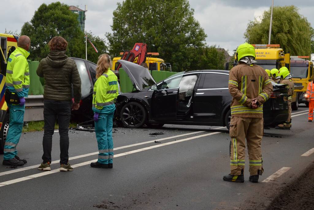 Twee gewonden bij ernstig frontale crash