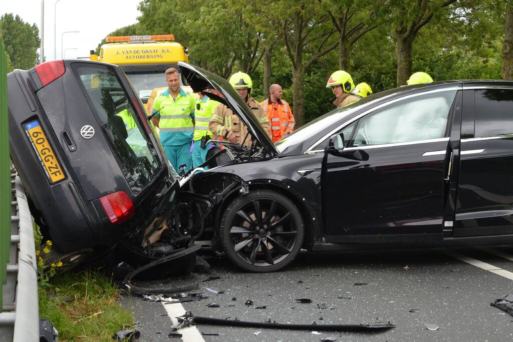 Twee gewonden bij ernstig frontale crash