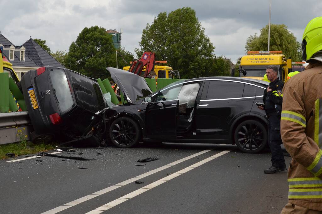 Twee gewonden bij ernstig frontale crash