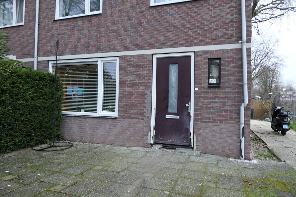 Gevel van woning beschadigd door explosie