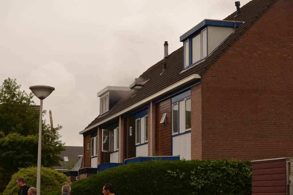 Brand in meterkast zet woning vol rook