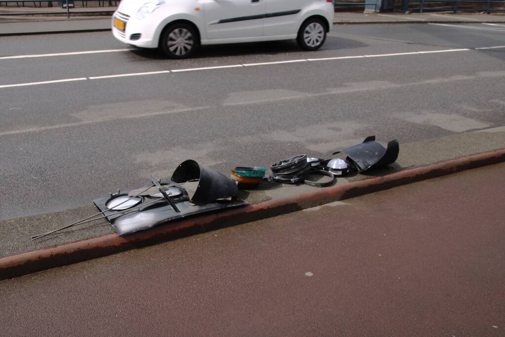 Twee verkeerslichten volledig uit de grond gereden