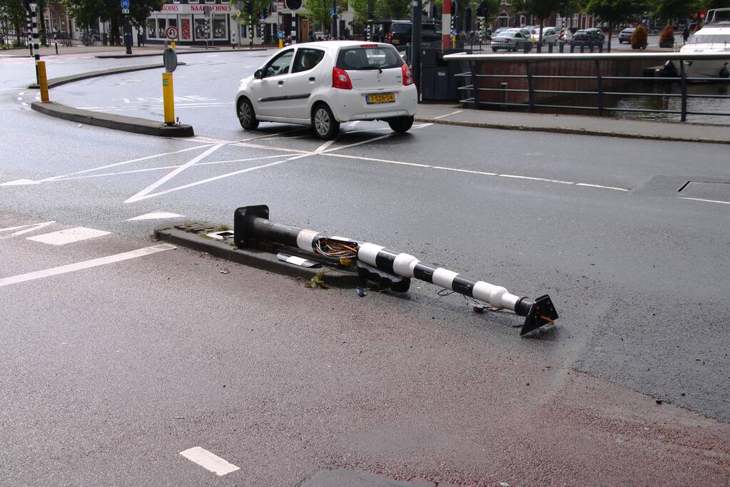 Twee verkeerslichten volledig uit de grond gereden