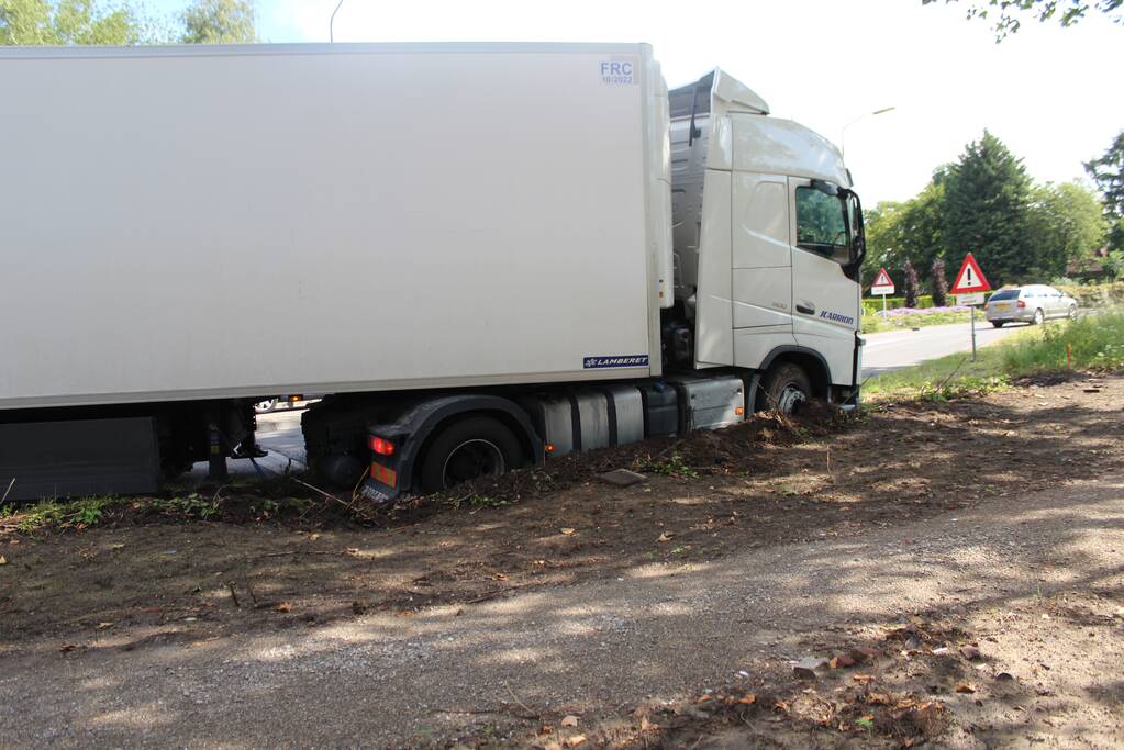 Vrachtwagenchauffeur rijdt zichzelf vast in de berm