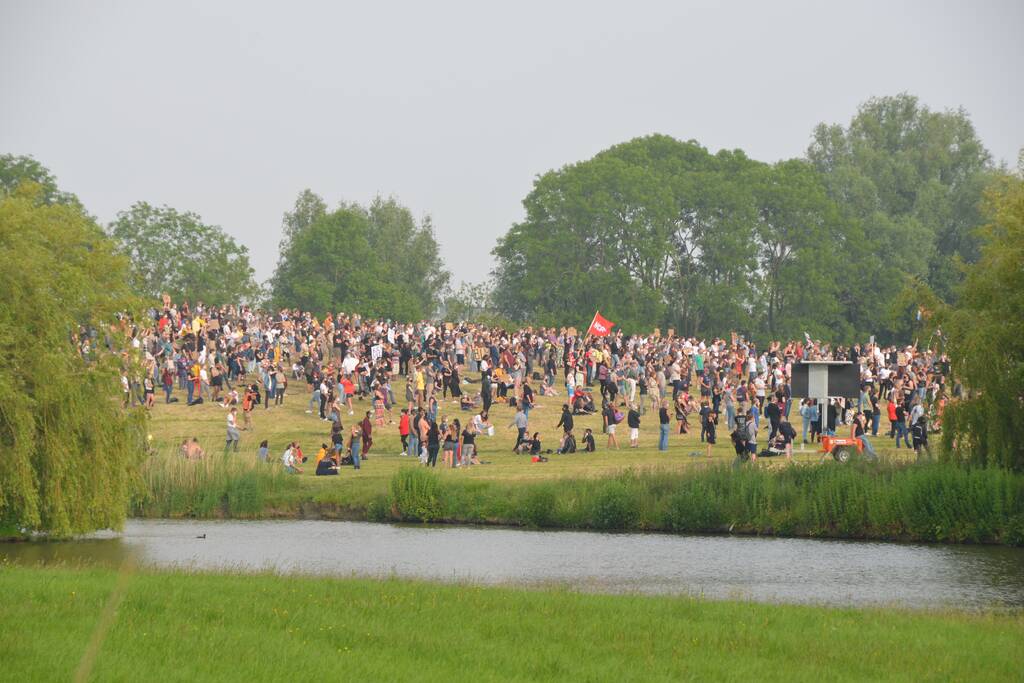 Ingangen afgesloten en aanhouding bij demonstratie Black Lives Matters op De Bult