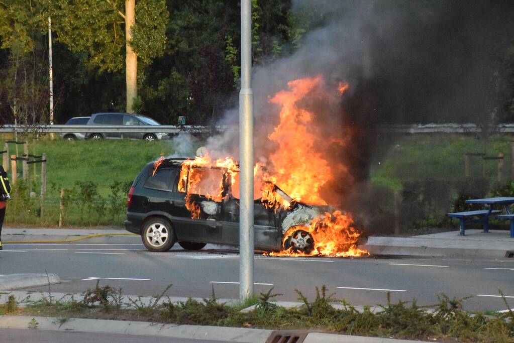 Auto brandt volledig uit op parkeerplaats langs snelweg